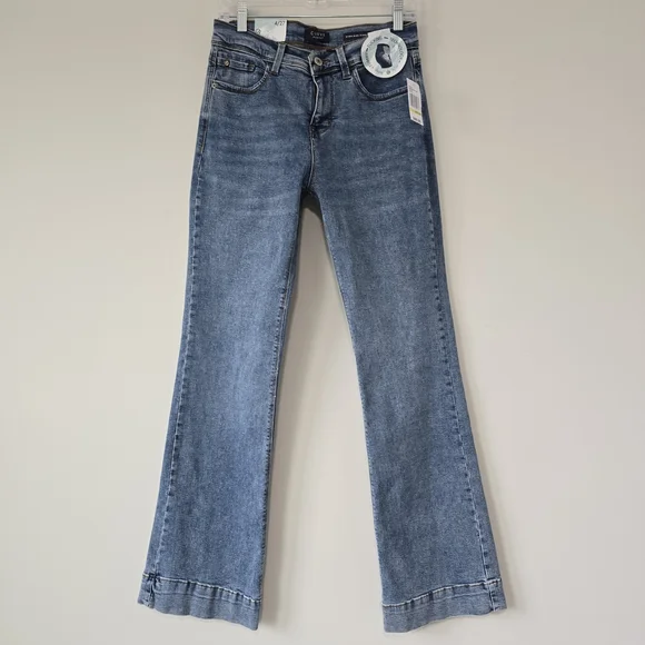 Curve Appeal High Rise Flare Jeans 27 Light Wash NWT - Picture 1 of 9